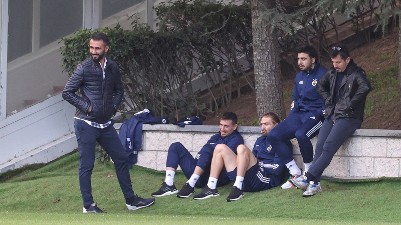 <p>Ali Koç da detayları çarşamba günü Samandıra'da öğrenip onay verirken, Belözoğlu son kararı, <b>'Bunu yapmak zorundayız</b>' diyerek Caner'e bildirdi. </p>