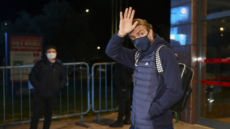 <p>Ancak pozitif havanın bozulmaması ve kamuoyunun süreci daha fazla kurcalamaması için, <b>'Kadro dışı'</b> ifadesi yerine, daha yumuşak bir geçiş yapıldığı öğrenildi.</p><p><br></p><p>Fanatik</p>