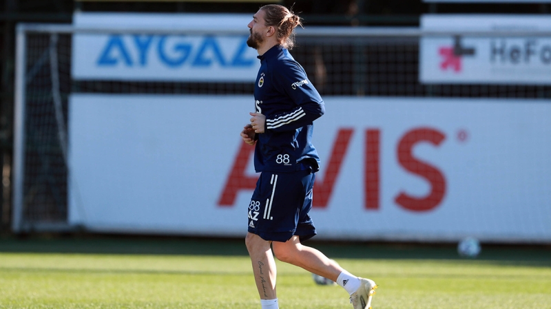 <p>Yönetim, Trabzon galibiyeti sonrası Erol hocanın arkasında durduğunu göstermek ve oyunculara gözdağı vermek adına, Caner'i kadro dışı tutmaya devam edecek. </p>