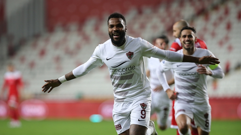 <p><i><b>Şampiy10'un özel haberine göre; </b></i>bu sezon Cisse, Samatta, Ademi gibi forvetlerde karavana atan Fenerbahçe'nin Boupenzda transferiyle bu problemi çözeceği düşünülürken iki taraf arasındaki anlaşmanın detayları da ortaya çıktı.</p>