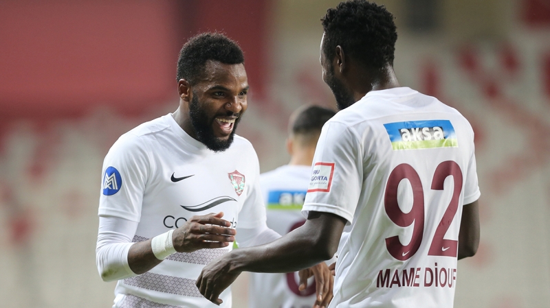 <p>Önümüzdeki sezon serbest kalacak olan Boupendza için Hatayspor'a 8,5 milyon euro ödemeyi kabul eden Ali Koç'un, bordo beyazlı kulübün tesislerini de yapacağı öğrenilirken, Koç'un Akdeniz ekibinin yeni stat projesine de destek vereceği kaydedildi.</p>