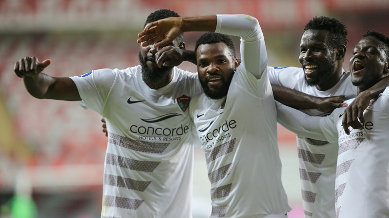 <p>Hatayspor Onursal Başkanı ve Hatay Büyükşehir Belediye Başkanı Lütfü Savaş ile görüşmelerini sürdüren Ali Koç'un şehrin stat ve yeni tesis hamleleri karşısında elinden gelen özveriyi sarfedeceği aktarılırken Boupendza'nın da bu anlaşmadan oldukça mutlu olduğu ve tecrübeli forvetin ufak ufak İstanbul hazırlıklarına başladığı ifade edildi.</p>