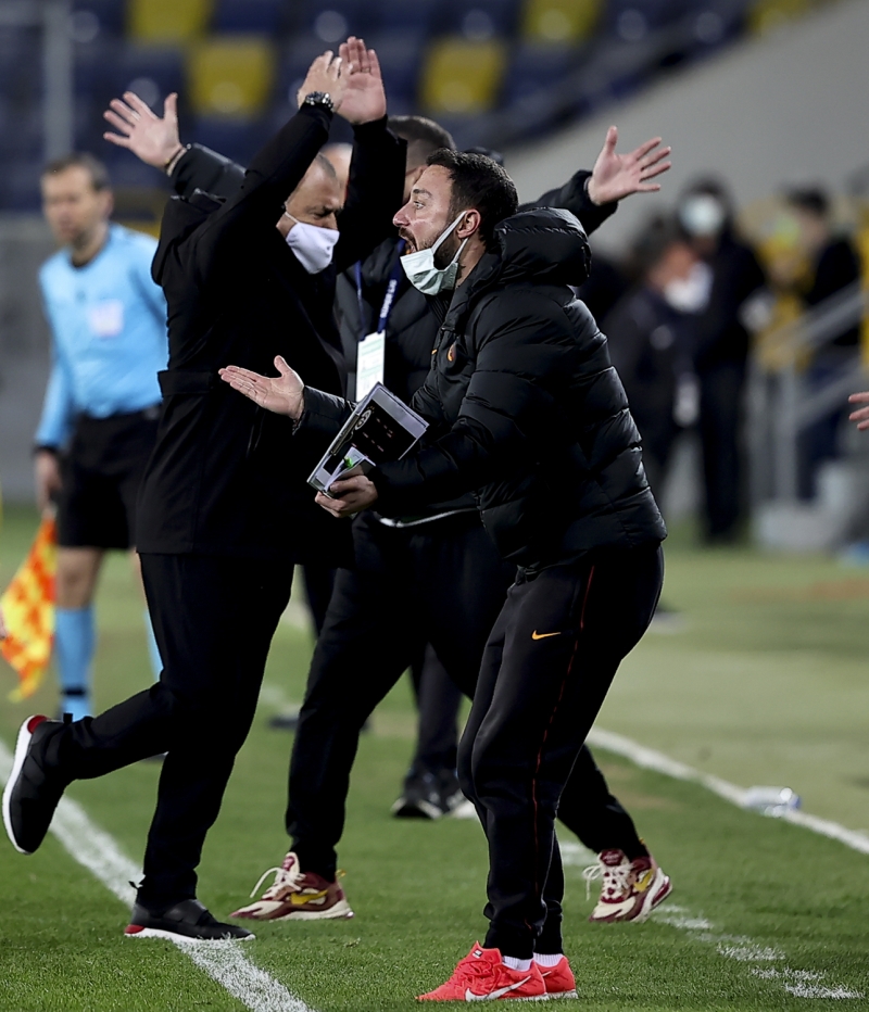 <p>Mcadelenin 17. dakikasnda Arda Turan'n Atila Turan ile girdii mcadele sonras Ankaragcl futbolcu yerde kald.</p>