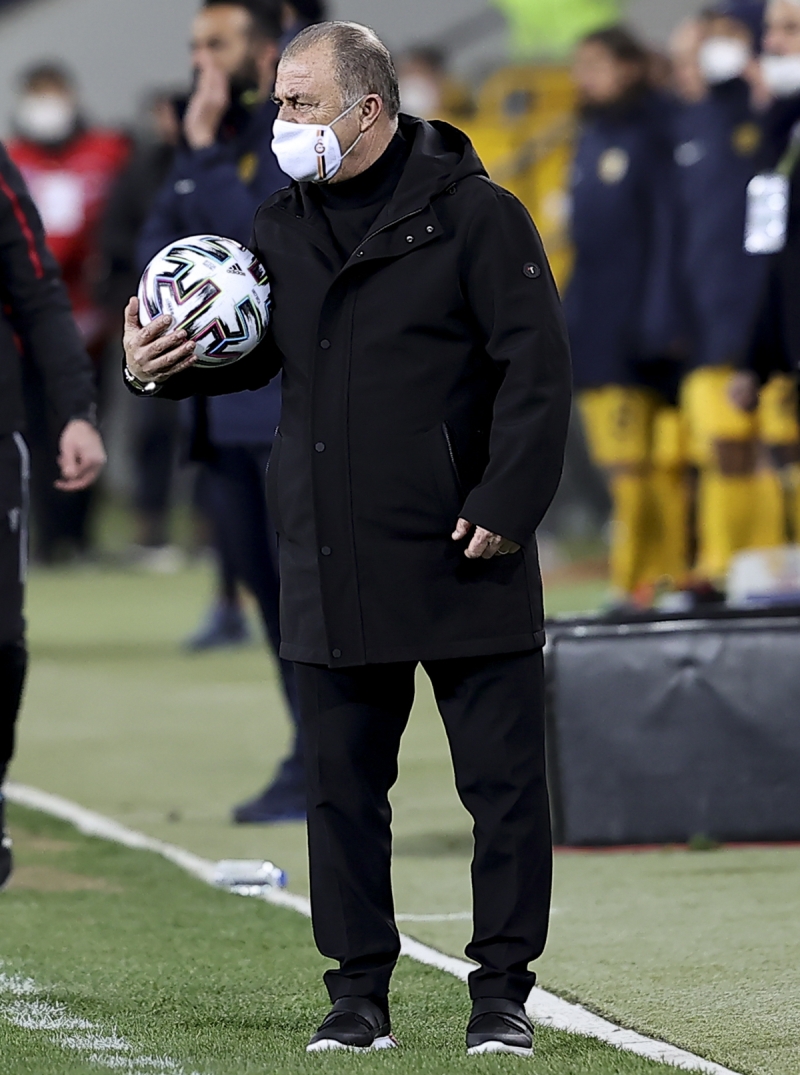 <p>Arda Turan, hakeme el hareketleriyle rakibinin kendini yere attn anlatmaya alt.</p>