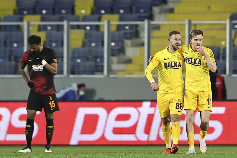 <p>Faul ddnn ardndan Fatih Terim sinirle ayaa kalkarken yedek kulbesindeki futbolcular da kulbeden frlayarak karara itirazlarda bulundu.</p>