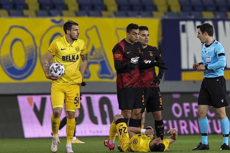 <p>Galatasaray Teknik Direktr Fatih Terim, bir pozisyon sonras MKE Ankaragc yneticileriyle tartt!</p>