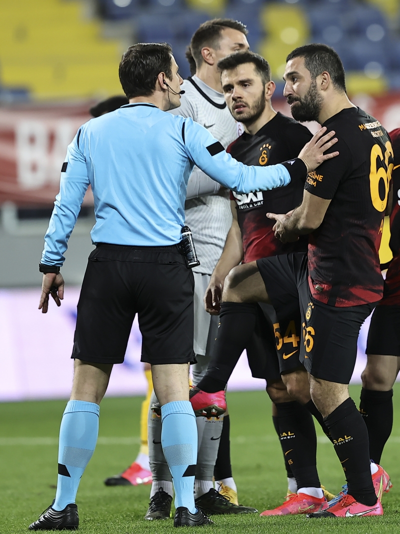 <p>'Muhammed'in kırmızı kartı hele hele, çok yazık. Kafasıyla, attırmak için dirseğe doğru gidiyor. Hani şiddet olunca yeterli şiddet görmemişti Alanya'daki Zorbay Hoca? 4 dikişi, kanamayı yeterli görmedi o.'</p>