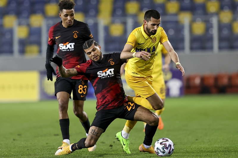 <p>Özellikle başka bir oyun oynanır 1-0 sonrası, bizim de işimize gelir. Bu kadar pozisyon sonrası devreye 1-0 geride girmek hiç hoş olmadı bizim için. Penaltıda hiçbirimiz mutabık kalamıyoruz. Cüneyt Hoca bize penaltıda öyle bir izah etti ki biz özür dileyecektik az daha, e bugünkü nereden geliyor?'</p>