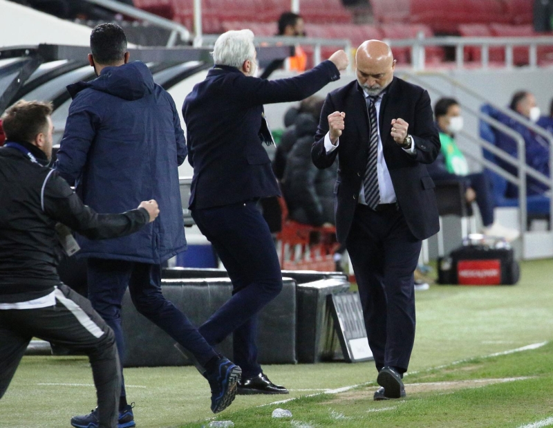 <p><b>'SEN BENİ 57. DAKİKADA 10 KİŞİ BIRAKAMAZSIN'</b><br></p>