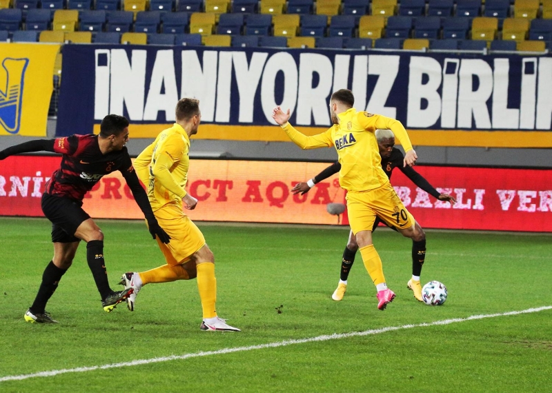 <p>'Sen beni 57. dakikada 10 kişi bırakamazsın. O zaman hangisi kırmızı kart? Yumruk vurdum kırmızı kart, elimi çıkardım hafif, o da kırmızı kart. E neredesin VAR? Bunlar VAR'a gidip gelmeyi zül addediyorlar herhalde.</p>