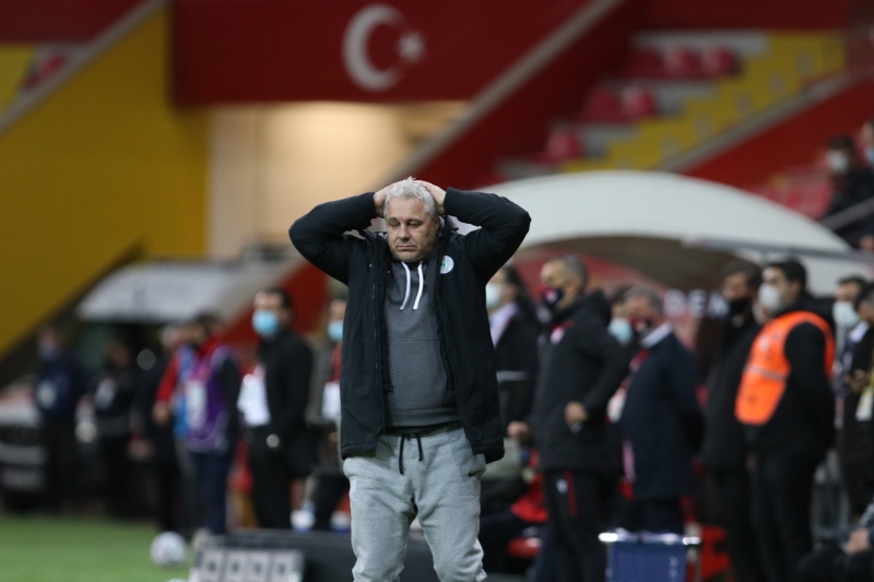 <p><b>SUMUDİCA AYRILIYOR...</b><br></p><p><br></p><p>Son olarak Kayserispor'a 2-1 yenilen Ç.Rizespor'da teknik direktör Sumudica, <b>'Rizespor için her şeyi yaptığımı düşünüyorum. Bende stresten kaynaklı bir hastalık başladı. Takım hakkında hayırlı bir karar almamız gerekiyor. Belki kan değişimi takıma iyi gelebilir. Bu takımla aramızda bir uyuşmazlık var, bunu hissediyorum.'</b> ifadelerini kullanarak ayrılık sinyali vermişti.</p>