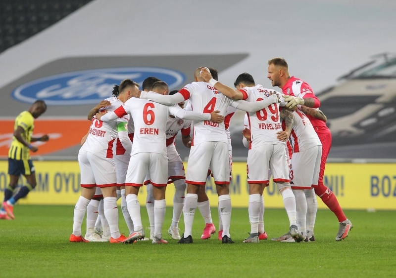 <p>Tisserand'n gol ncesi yapt bu hata sosyal medyadan en ok konuulan konu oldu. Sar-lacivertli taraftarlar, pozisyonla ilgili ok sayda paylamda bulundu.</p>