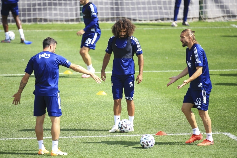 <p>Caner ayrıca hafta boyunca antrenmanlara alınmadı. Kendisinden yaptıklarını düşünmesi ve çalışmalarını bireysel sürdürmesi istendi.</p>