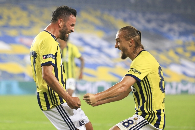 <p>Caner'in Konyaspor maçında da forma giymeyeceği, sonrasında ise antrenmanlara katılarak teknik adamdan forma bekleyeceği kaydedildi.</p>