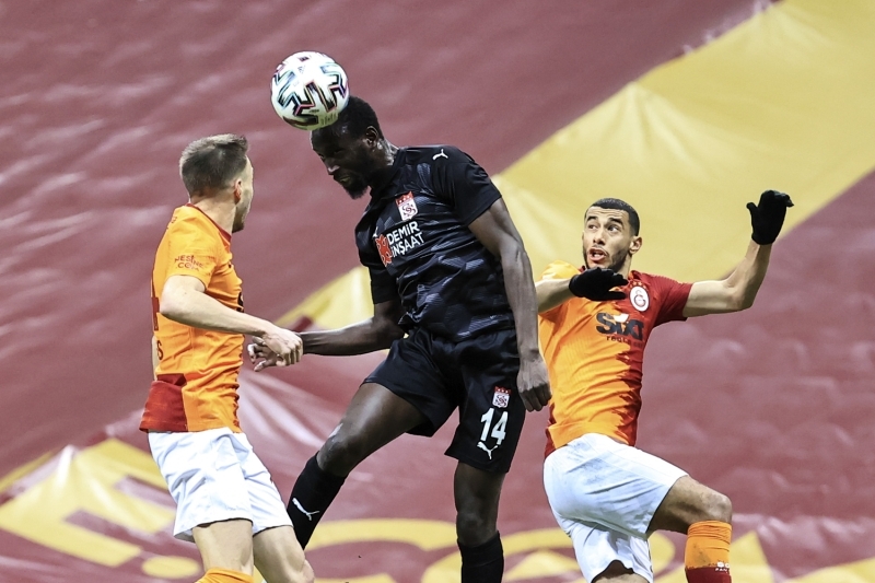 <p>Galatasaray Teknik Direktörü Fatih Terim, Sivasspor'un kaydettiği iki golden sonra da yedek kulübesinde bir hayli sinirlendi. Tecrübeli teknik adamın sık sık oyuncularına bağırdığı ve tepki gösterdiği görüldü.</p>