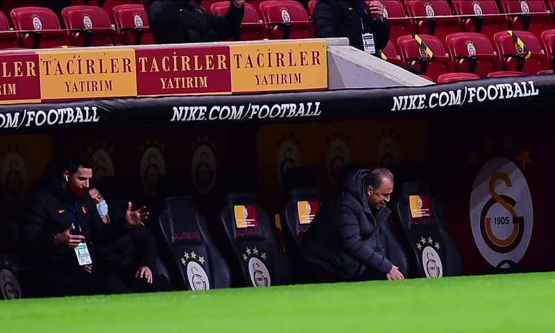 <p>Sarı Kırmızılılar'ın ilk yarının uzatma dakikalarında net yakaladığı bir pozisyonda da Onyekuru başroldeydi. Çok net pozisyonda topa vurmakta geciken Nijeryalı, bir de ofsayta düşünce Terim çok sinirlendi.</p>