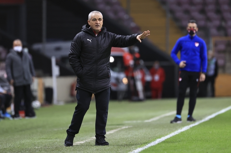 <p>İlk yarıda özellikle Onyekuru'nun boş pozisyonlarda pas vermekte ve vurmakta geç kalması ve müsait pozisyonlarda kolay şekilde ofsayta düşmesi Terim'in sinir katsayısını artırdı.<br></p>