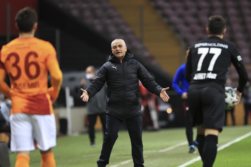 <p><b>Galatasaray'da Henry Onyekuru adeta Fatih Terim'i çıldırttı</b>. Nijeryalı oyuncu ilk yarının son saniyelerinde bir pozisyonda topa vurmakta geç kalınca ve pozisyonla ilgili daha sonra ofsayt bayrağı kalkınca Terim çıldırdı.</p>