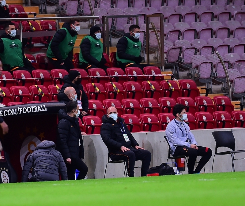 <p>Tecrübeli teknik adam sinirlendi ve kulübeye doğru ani bir hareket yaptı ancak bu sırada hafif de olsa dengesini kaybetti ve ciddi olmayacak şekilde yere düştü.</p>