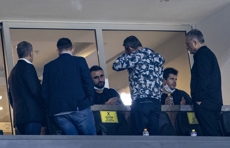 <p><b>KRİZLER BU ŞEKİLDE ÇÖZÜLMEZ</b></p><p><br></p><p>Emre Belözoğlu'nun <b>'Melo, Riera'yı yumrukladı. Gözünü morarttı. Ama 3 gün sonra maça çıktı. Krizleri doğru yönetmeliyiz. Takımın zarar görmemesi ilk hedef olmalı'</b> dediği öğrenildi.</p>