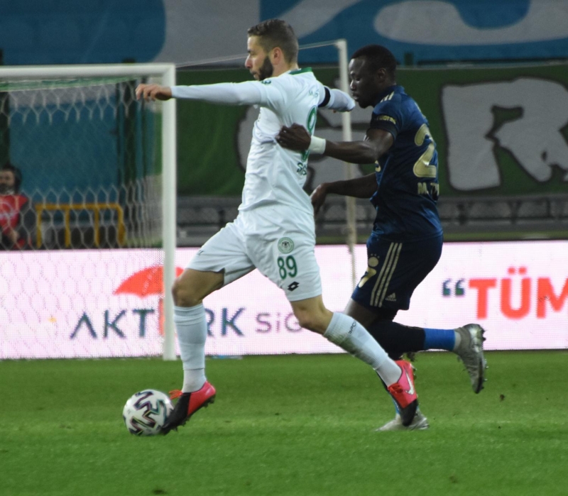<p>Fenerbahçe'nin Macar stoperi Attila Szalai, 29. dakikada takımını zorlu deplasmanda öne geçiren isim oldu. </p>