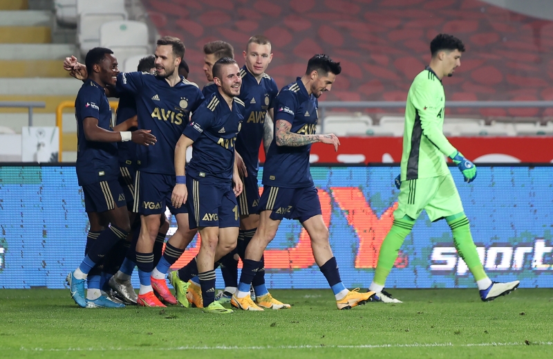 <p>Fenerbahçe, Szalai ile golü bulmasından 3 dakika sonra bir başka yeni oyuncusu Bright Osayi-Samuel ile 2-0'ı buldu. Hızlı hücumda rakip orta sahada topu önüne alan Pelkas, sağından hızla bindiren Osayi'yi gördü. Pelkas'ın pasına çok iyi hareketlenen Osayi, karşı karşıya pozisyonda hata yapmadı ve topu ağlara yolladı.</p>