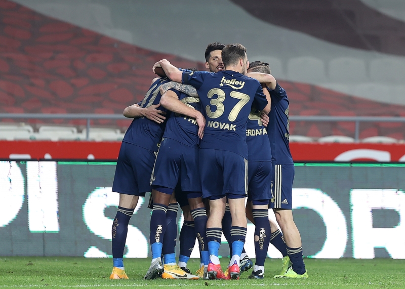 <p><b>GUSTAVO VE İRFAN CAN YEDEK KULÜBESİNDE </b></p><p><br></p>