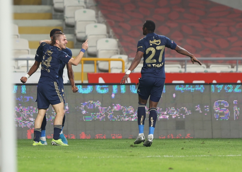 <p>Fenerbahçe'de Osayi-Samuel'in golünde asist yapan Yunan yıldız Pelkas, 2014/15 sezonundan bu yana bir Süper Lig sezonunda en fazla deplasman golüne katkı yapan Fenerbahçeli futbolcu oldu. Pelkas bu sezon deplasmanlarda 4 gol atıp 5 de asist yaptı.</p>