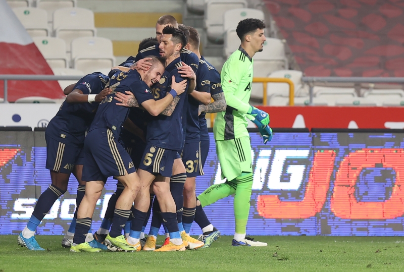 <p><b>RAKİP CEZA ALANINDA EN ÇOK TOPLA BULUŞULAN İLK YARI</b></p><p>Fenerbahçe, Konyaspor maçında bu sezon rakip ceza sahasında en çok topla buluştuğu ilk yarıyı geride bıraktı.<b><br></b></p>