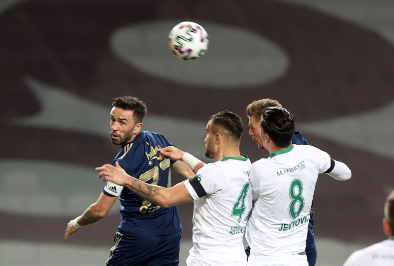 <p>Öte yandan sarı-lacivertlilerde Mesut Özil, Sinan Gümüş, Sadık Çiftpınar ve Diego Perotti sakatlıkları nedeniyle kadroda yer almadı.</p>