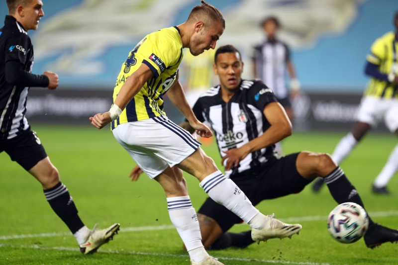 <p>'Fenerbahçe şampiyon ama şu var; Fenerbahçe Beşiktaş'ı yenebilir mi? Öyle kolay değil. Beşiktaş'ı Türkiye'de herhangi bir takımın yenmesi kolay değil.'</p>