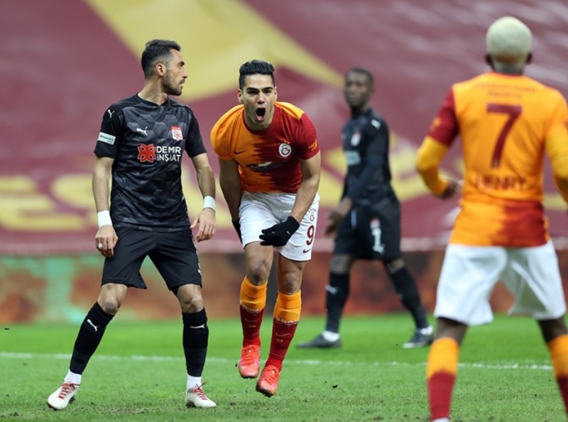 <p>'Al işte Ankaragücü küme düşmeye uğraşıyor, yeniliyor. Sivasspor mütevazı takım berabere kalıyor, etti mi 5 puan.'</p>