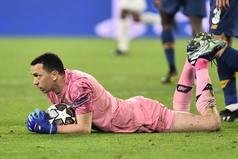 <p><b >Tuttosport</b><br></p><p>'Beceriksiz bir m�dahale sonras� kendine gelemedi. Ma� boyunca �a�k�n g�r�nd�.'</p>