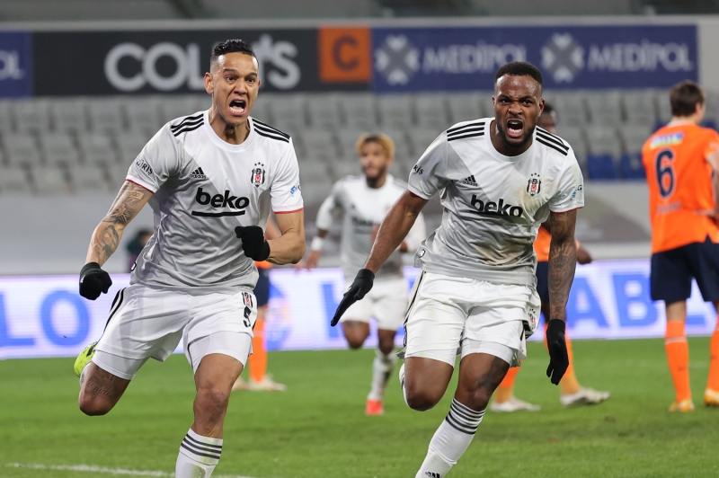 <p><b>GKHAN TRE VE CENK TOSUN YOK</b></p><p>Siyah-beyazl ekipte Gkhan Tre ve Cenk Tosun, Medipol Baakehir mann kadrosunda yer almad.</p><p>Adalesinde gerilme olduu tespit edilen Gkhan Tre'nin yan sra birka gndr bireysel alan Cenk Tosun da karlamann kadrosuna dahil edilmedi.</p>