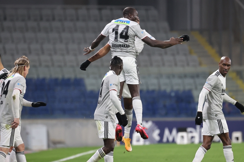 <p>Gaziantep manda grd sar kartla cezal duruma den teknik direktr Sergen Yaln, karlama ncesinde bakan Ahmet Nur ebi ile yemekte bulutu.</p><p>Baakehir Fatih Terim Stad'nn yaknlarndaki bir restoranda ebi ve yneticilerle bir araya gelen Yaln, karlamay da stattaki locadan takip etti.</p>