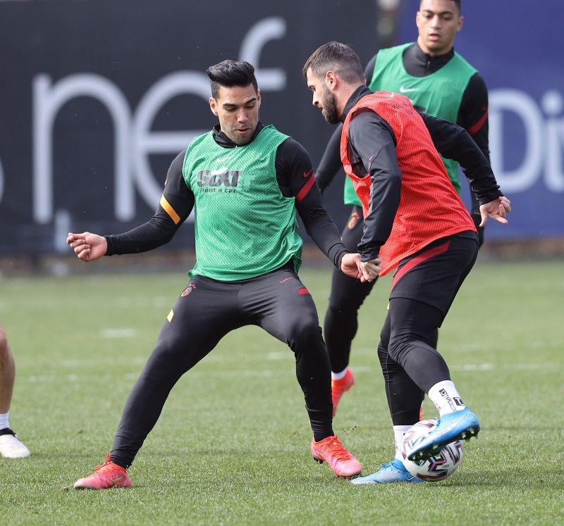 <p><b>KENARLARDA REKABET VAR</b><br></p><p><br></p><p>Ligin geri kalan kısmında, forvetlerin form durumuna göre 4-4-2 sistemini kullanmak isteyen Fatih hoca, bugünkü Kayserispor deplasmanıyla başlamak üzere ileride Mohamed ve Falcao'yu beraber oynatmayı düşünüyor. </p>