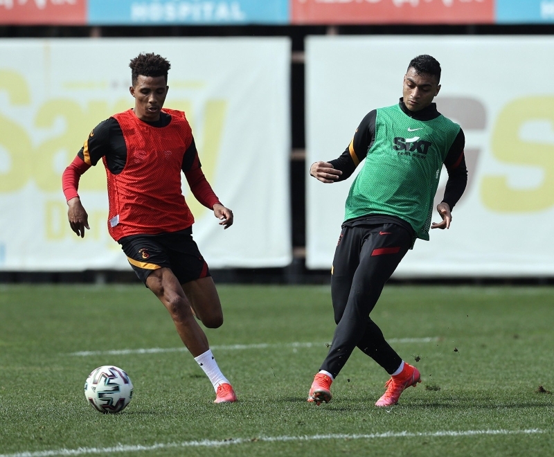 <p>Tecrübeli çalıştırıcı son taktik provada, Sivasspor karşısında çok iyi bir geri dönüş maçı çıkaran Falcao ile kırmızı kart cezası sona eren Mostafa Mohamed'i hücum hattında birlikte denedi.</p>