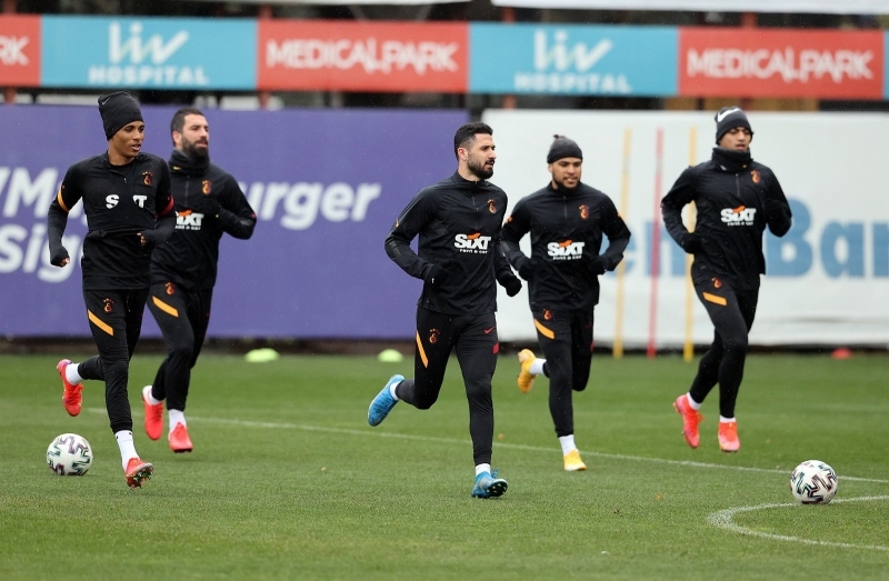 <p>Onun dışında kanatlarda Onyekuru, Arda, Feghouli, Emre Kılınç, Emre Akbaba gibi isimler arasında ciddi bir rekabet yaşanacak.</p>