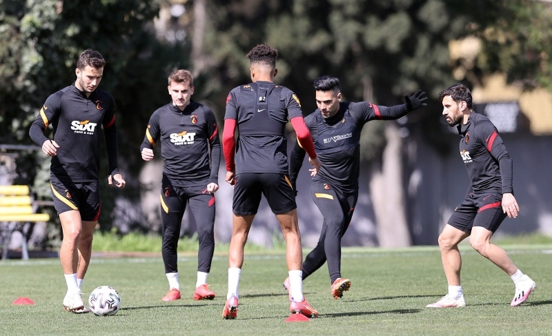 <p><b>OĞULCAN'A ŞOK HABER</b><br></p><p><br></p><p>Cezası sona eren Oğulcan Çağlayan, sakatlığını da atlatmasına rağmen, Kayserispor deplasmanına götürülmedi.</p>