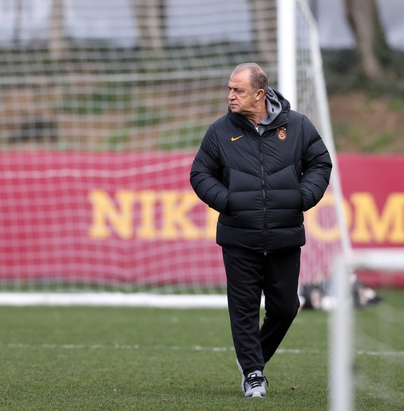 <p>Younes Belhanda ile yolların ayrılması sonrası, orta sahadan önemli bir yıldızı eksilen Cim Bom'da, teknik patron Fatih Terim'in de taktiksel bir değişiklik yapmaya hazırlandığı öğrenildi. </p>