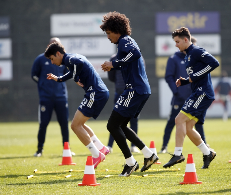 <p>Uzun sredir iyilemeleri beklenen Luiz Gustavo ve rfan Can Kahveci'nin yine ikinci yar sre almas bekleniyor.</p>