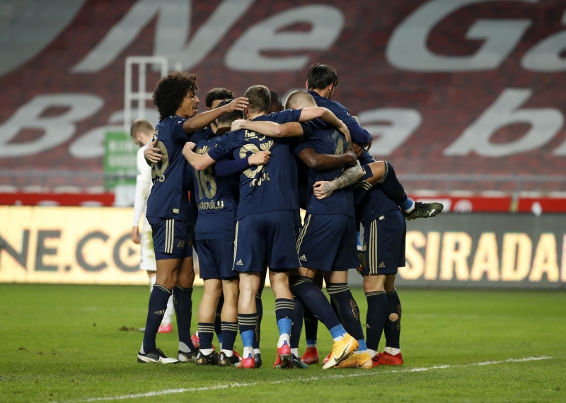 <p>Bununla birlikte Sinan Gm, Sadk ve Mesut zil sakatlklar nedeniyle, Valencia da kart cezas sebebiyle Genlerbirlii karsnda forma giyemeyecek.</p>