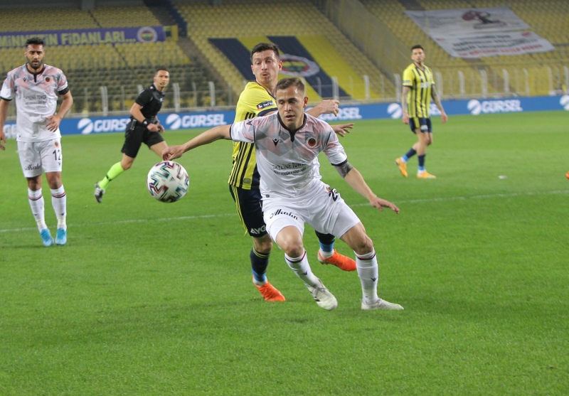 <p>İlk 25 dakikada Pelkas'ın bu pozisyonda görev alması, sosyal medyada en çok konuşulan konulardan biri oldu.</p>