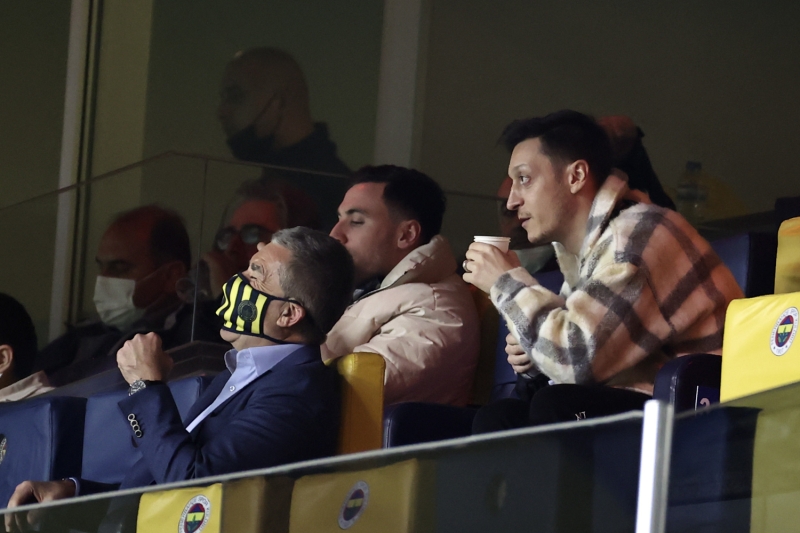 <p><b>CANER ERKİN YEDEK BEKLEDİ, MESUT TRİBÜNDE</b><br></p><p>Fenerbahçe'nin milli futbolcusu Caner Erkin, Gençlerbirliği mücadelesinde yedek soyundu. Teknik heyetin kararıyla bir süre takımdan ayrı kalan Caner, hafta içinde tekrar takımla çalışmalara başlamıştı. Sakatlığı bulunan Mesut Özil, Gençlerbirliği maçını tribünden takip etti.</p>