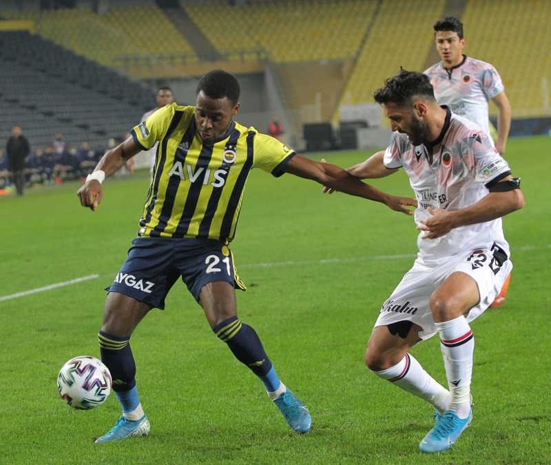 <p>Yıldız futbolcu, sonrasında forvet arkası bölgesine geçerken Fenerbahçe, 35. dakikada Novak ile öne geçti.</p>