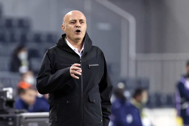 <p>Ayrıca sarı-lacivertli taraftarlar, devre arasında kadroya katılan İrfan Can Kahveci'nin maça yedek kulübesinde başlamasıyla ilgili çok sayıda paylaşım yaptı.</p>