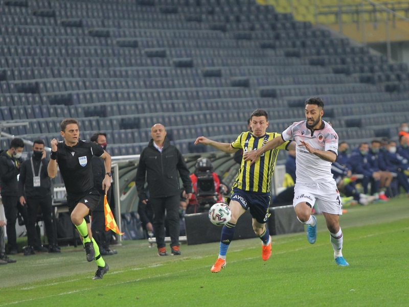 <p>Mesut Özil transferinden sonra kanatta oynaması beklenen ancak bu sebeple performansında düşüş yaşanmasında endişelenen Pelkas için Erol Bulut'un verdiği karar gündem oldu.</p>