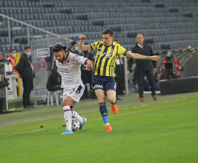 <p><b>MESUT'UN YOKLUĞUNDA DA KANATTA BAŞLADI</b></p>