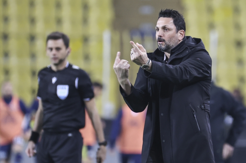 <p><b>REKORU EGALE ETTİ</b></p><p>Filip Novak, Türkiye'ye geldiği Ocak 2018'den beri Süper Lig'de 9 kafa golü attı. Bu süre içinde ligde ondan daha fazla kafa golü atan bir savunmacı yok.</p><p>Sarı-Lacivertliler'de bu alanda rekor, 19 farklı ismin gol attığı sıkıntılı 2018-19 sezonundaydı...Erol Bulut'un ekibi bu alanda kulüp rekorunu egale etti.</p>