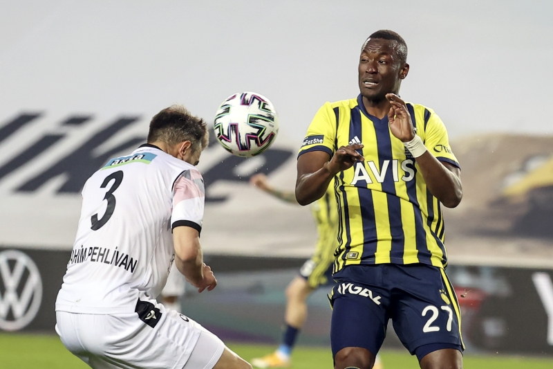 <p><b>SERDAR AZİZ KENDİ KALESİNE ATTI</b><br></p><p>39. dakikada Halil İbrahim'in ortasında Serdar Aziz'in ters vuruşunda top kaleye yöneldi ve ağlarla buluştu.</p>